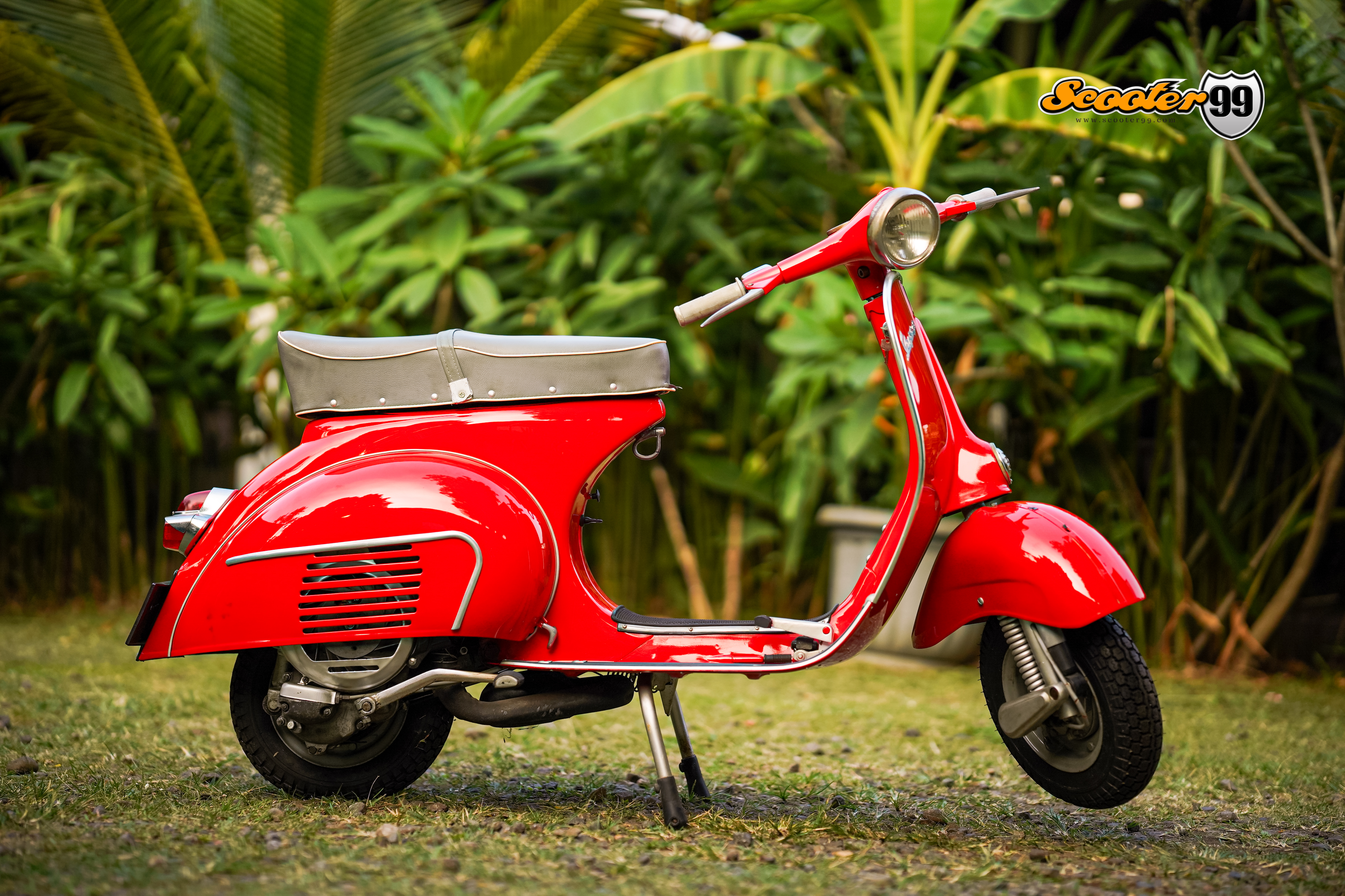 Vespa 150 VBB Red – front view